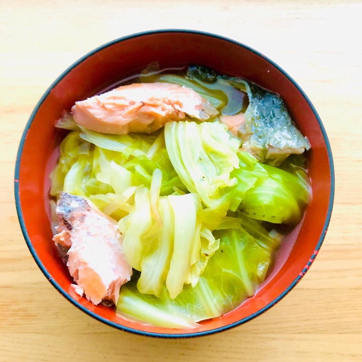 【北海道】秋鮭とキャベツの鶏ガラだしスープ